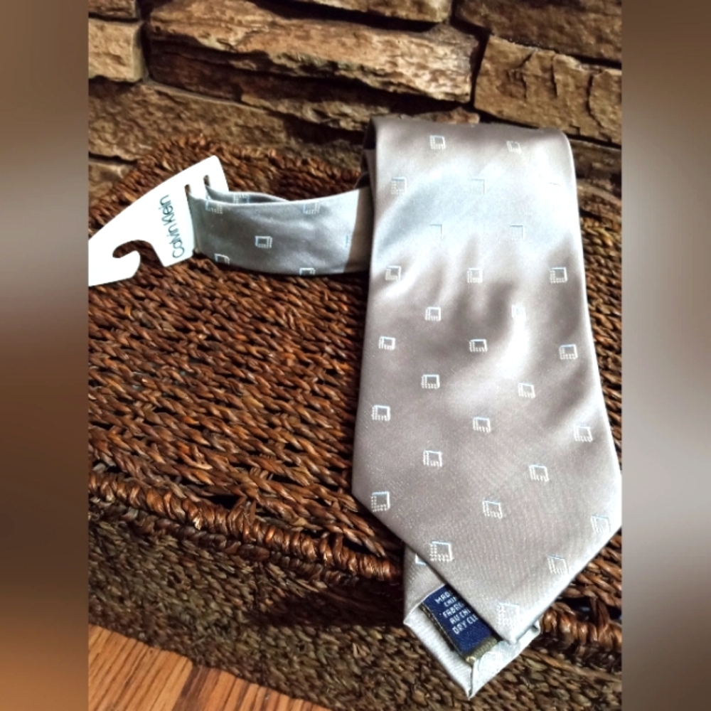 Calvin Klein Silver Patterned Silk Tie 56 inches x 4 inches New